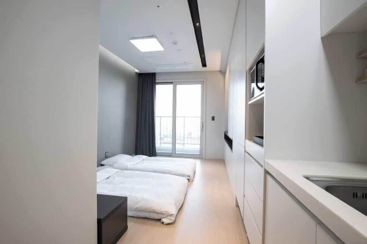 1 bedroom, premium bedding, down comforters, blackout drapes