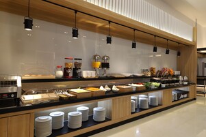 Se ofrece un desayuno bufé (18900 KRW por persona)