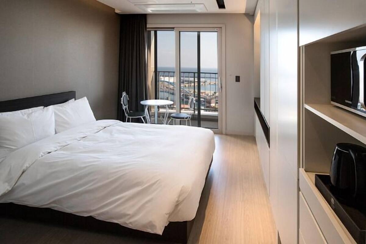 1 bedroom, premium bedding, down duvets, blackout curtains