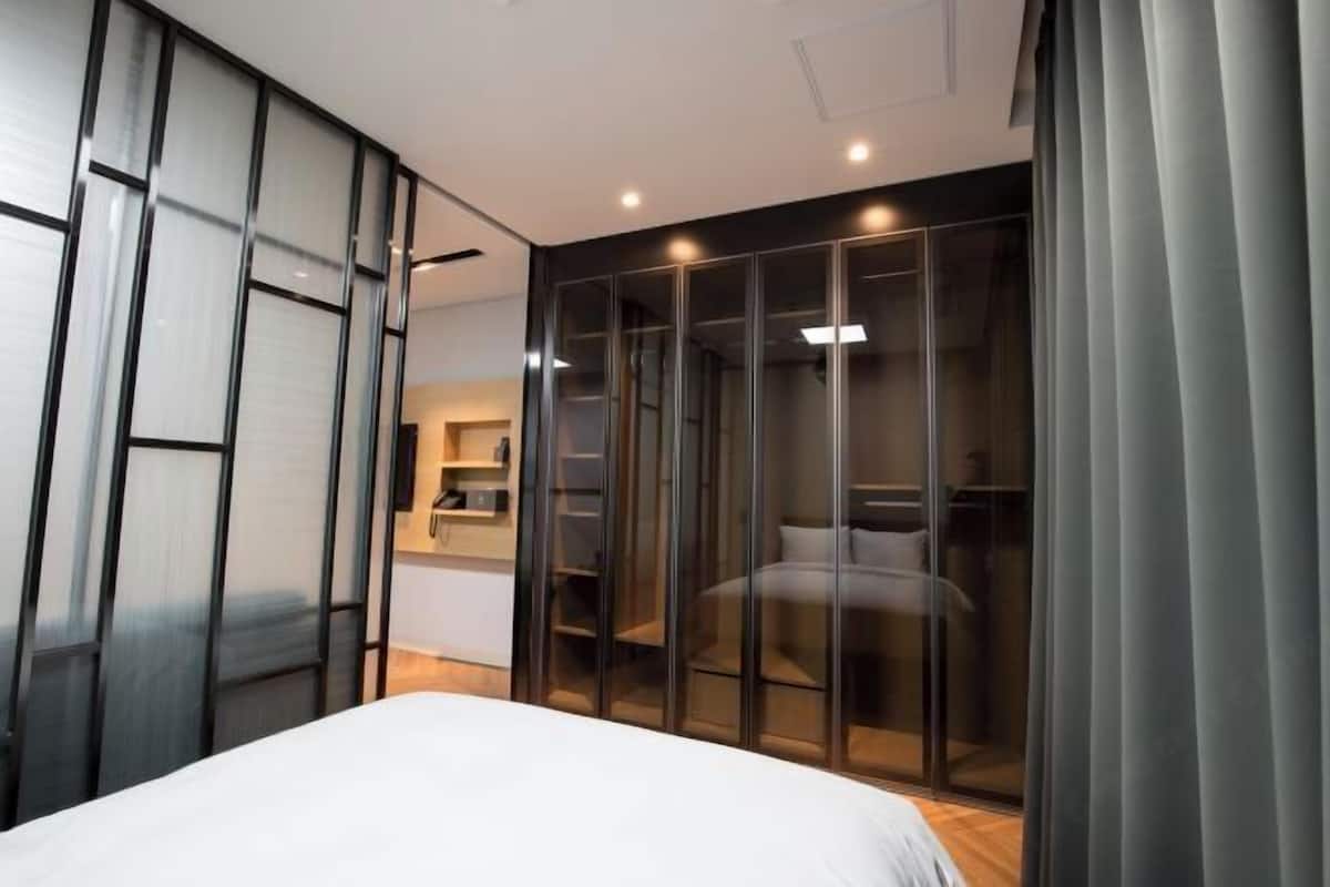 1 bedroom, premium bedding, down comforters, blackout drapes