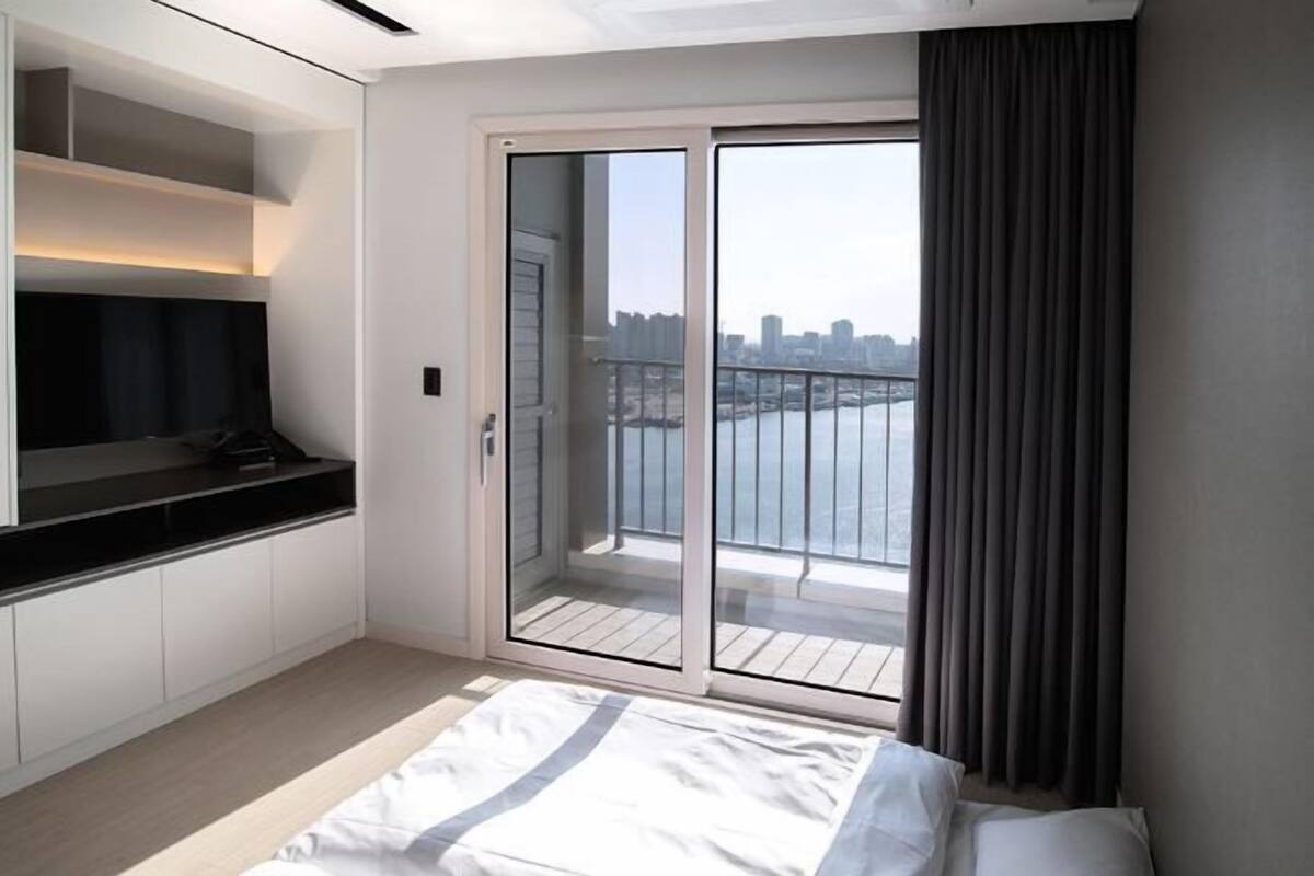 1 bedroom, premium bedding, down duvets, blackout curtains