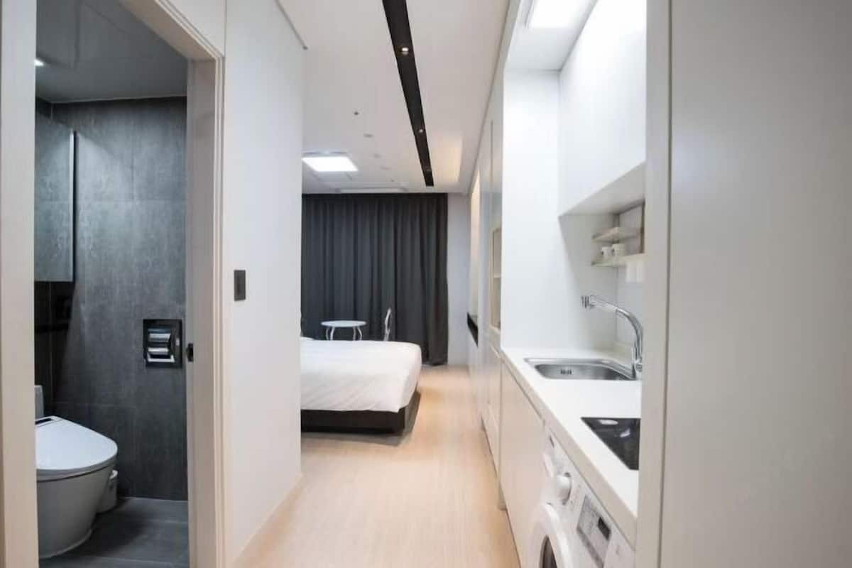1 bedroom, premium bedding, down comforters, blackout drapes