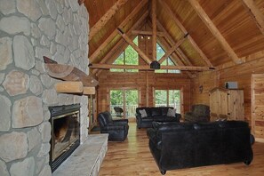 Älytelevisio, takka, videopelejä, DVD-soitin