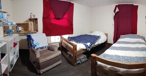 1 bedroom, iron/ironing board, WiFi, bed sheets - Private Room in Historic Home (Valley Falls)