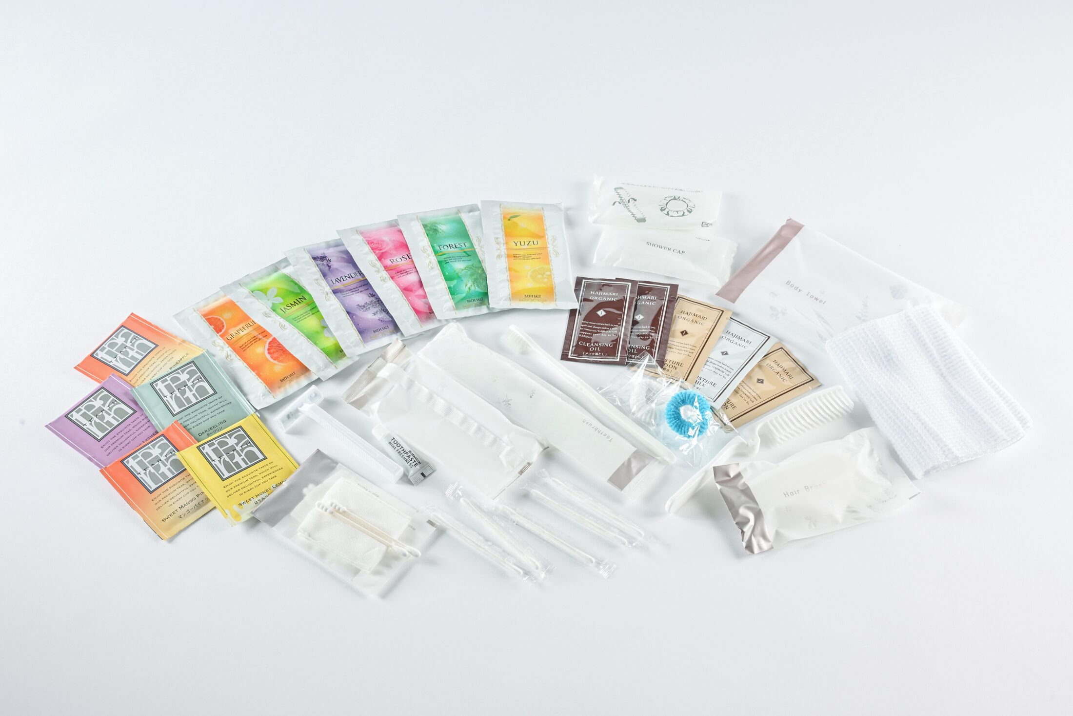 Diversos productos y herramientas para el cuidado del cabello sobre una superficie blanca.