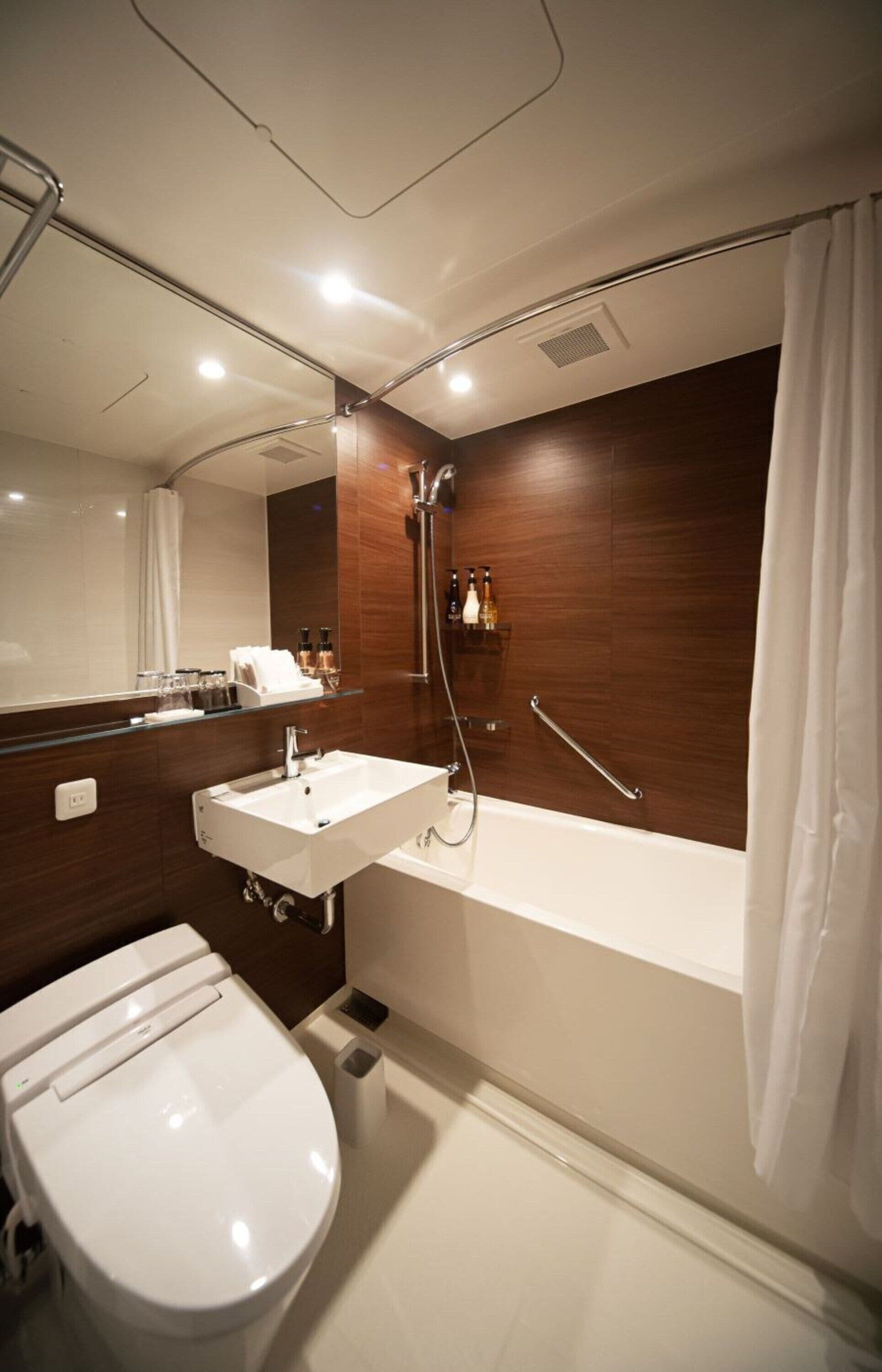 soundproofing, free wifi, bed sheets