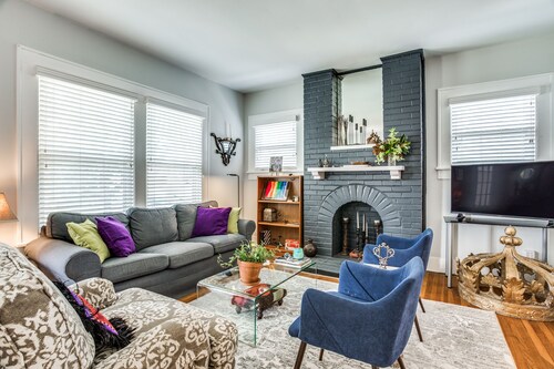 Cultural district bungalow steps from Dickies arena