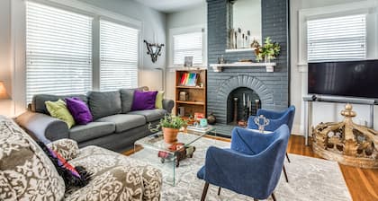 Cultural district bungalow steps from Dickies arena