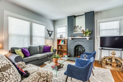 Cultural district bungalow steps from Dickies arena