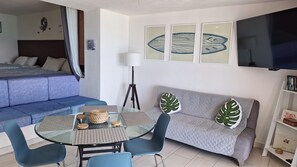 1 habitación, caja de seguridad en la habitación y escritorio 