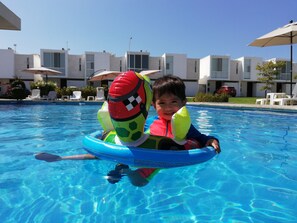 Een buitenzwembad, een verwarmd zwembad