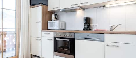Réfrigérateur, micro-ondes, plaque de cuisson, lave-vaisselle