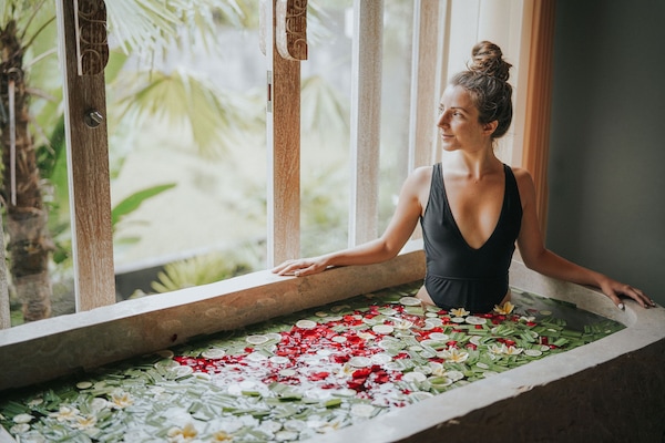 Couples treatment rooms, hot tub, body treatments, aromatherapy