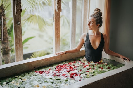 Salas para tratamentos a dois, banheira de hidromassagem. The Sun of Granary Resort and Villas