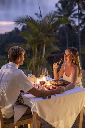 Phục vụ bữa sáng, bữa trưa và bữa tối 