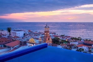 Outdoor pool, open 8:30 AM to 8:30 PM, sun loungers - Nise (Puerto Vallarta)