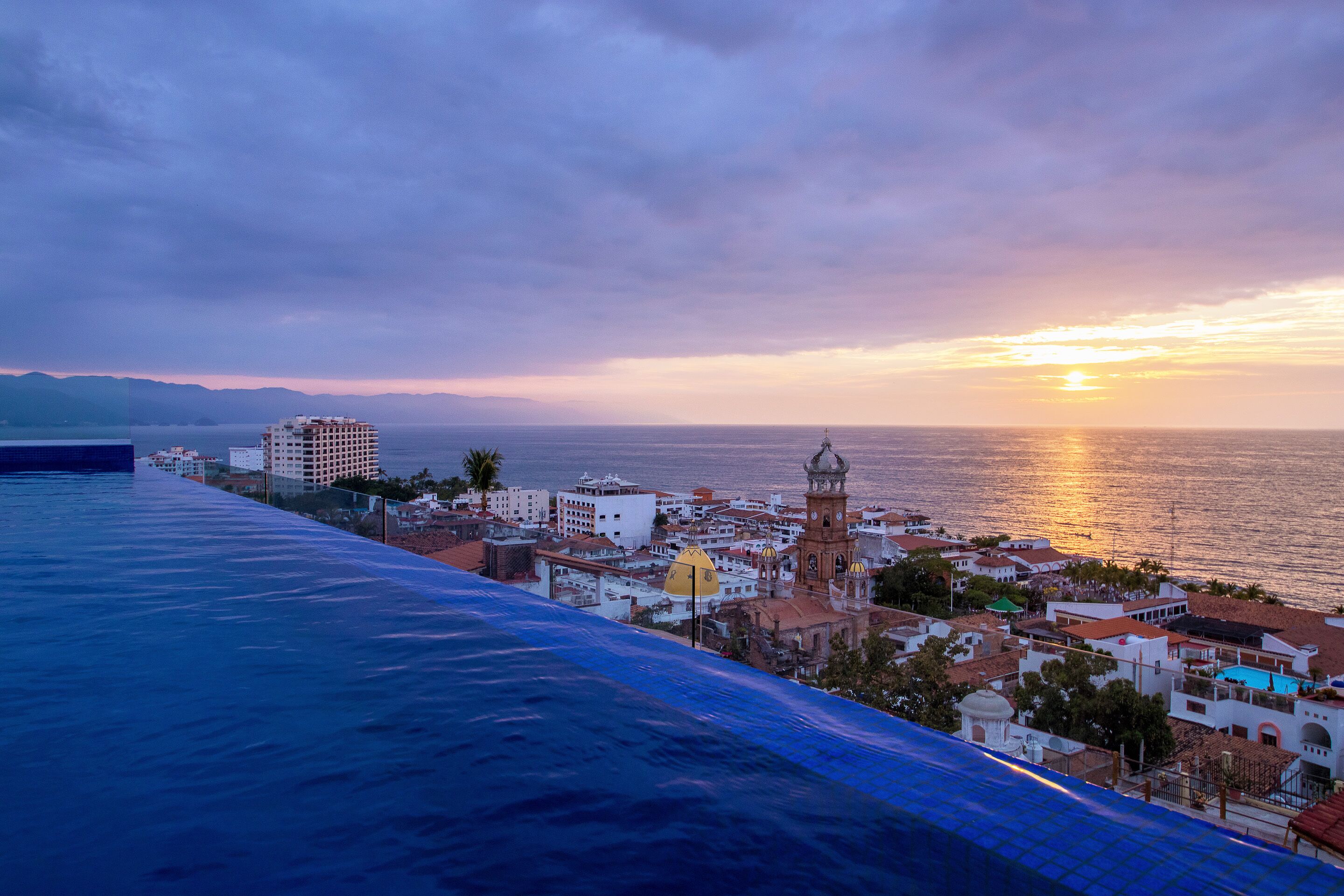 Hồ bơi ngoài trời, mở cửa từ 8:30 đến 20:30, ghế dài tắm nắng 