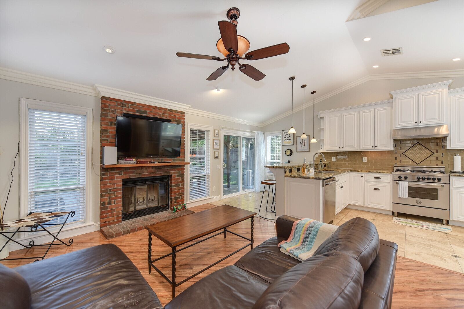 Modern private 3 bed/ 2 bath home close to freeway/ shopping/ dining