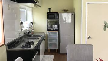 Japanese-Style Quadruple Room | Shared kitchen facilities | Microwave