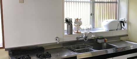 Japanese-Style Quadruple Room | Shared kitchen facilities | Microwave