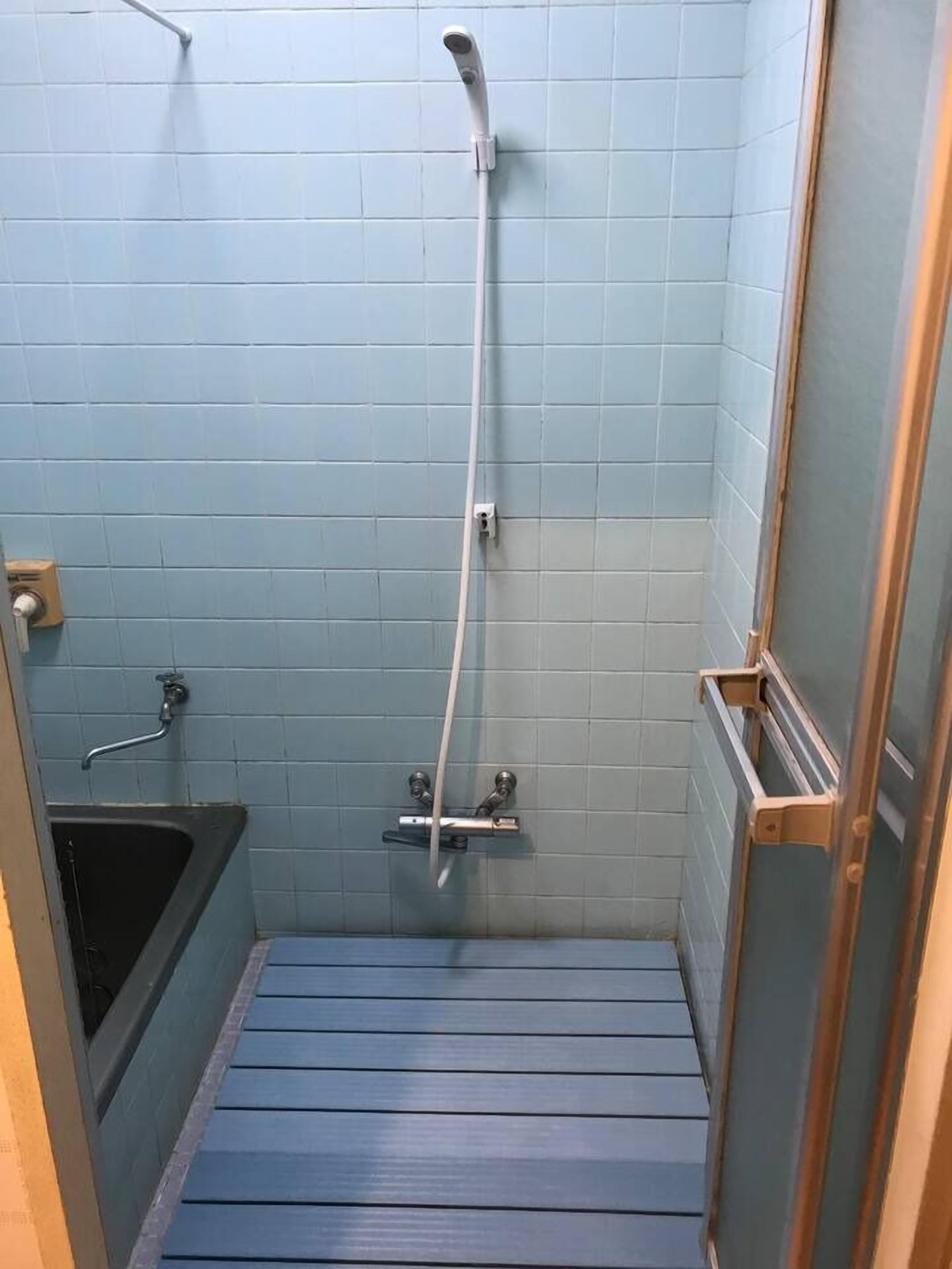 Baignoire et douche séparées, serviettes fournies