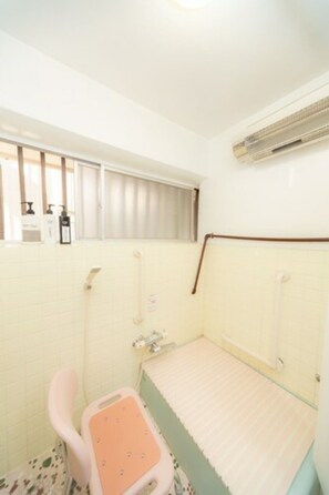 Separate bathtub and shower, towels