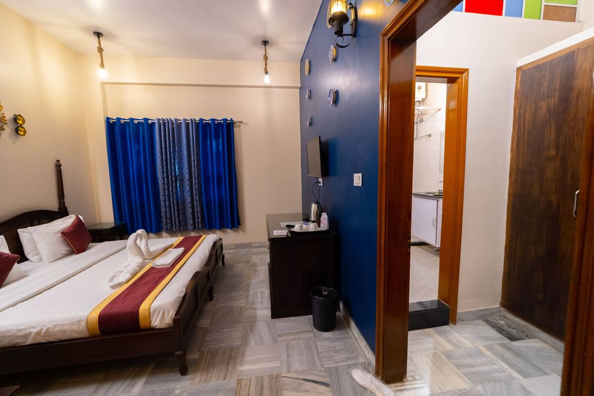 Minibar, desk, laptop workspace, free WiFi