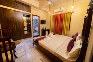 Minibar, desk, laptop workspace, free WiFi