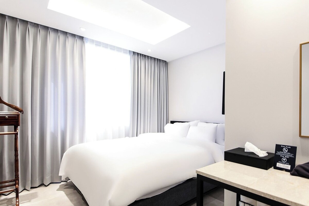 Special price for walking - no parking | Premium bedding, blackout drapes, soundproofing, WiFi (free)
