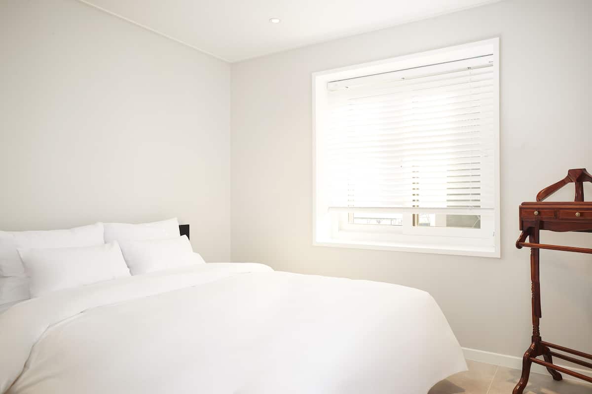 Ropa de cama de alta calidad y cortinas blackout