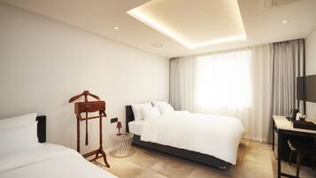 Twin Room (1 Double Bed, 1 Single Bed) | Literie de qualité supérieure, rideaux occultants, chambres insonorisées