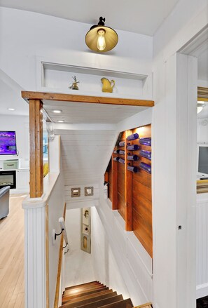 Interior - Cottage Suite Whirlpool Tub (Madison)