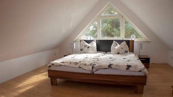 3 bedrooms, travel cot, WiFi