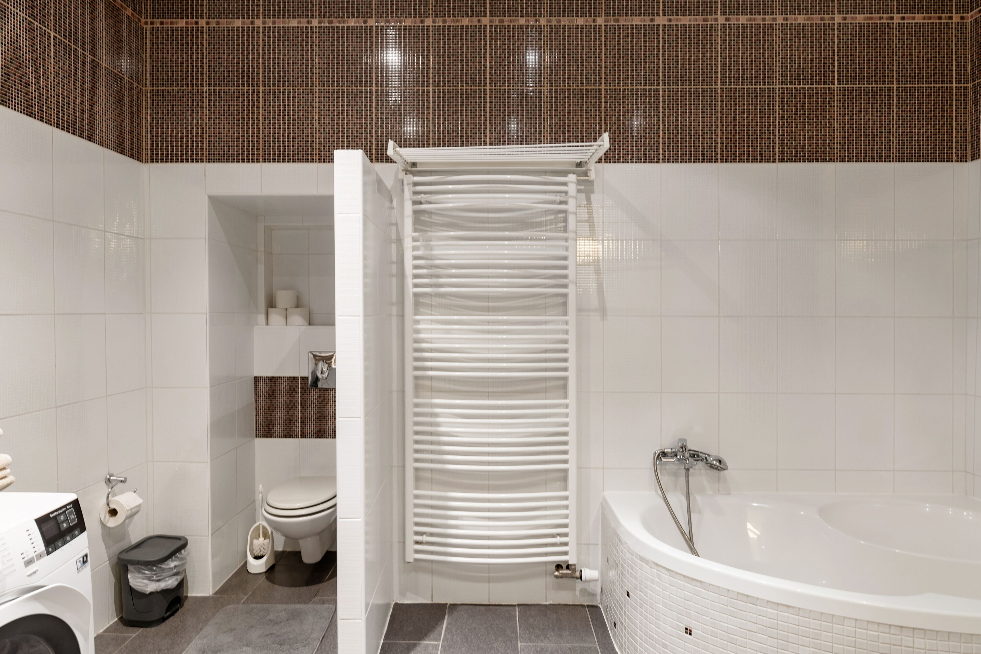 Duschwanne, Haartrockner, Bidet, Handtücher