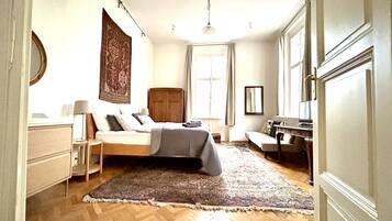 2 bedrooms, desk, iron/ironing board, WiFi