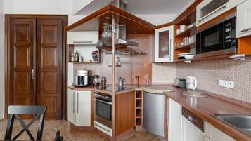 KĂŒhlschrank, Mikrowelle, Ofen, Herdplatte