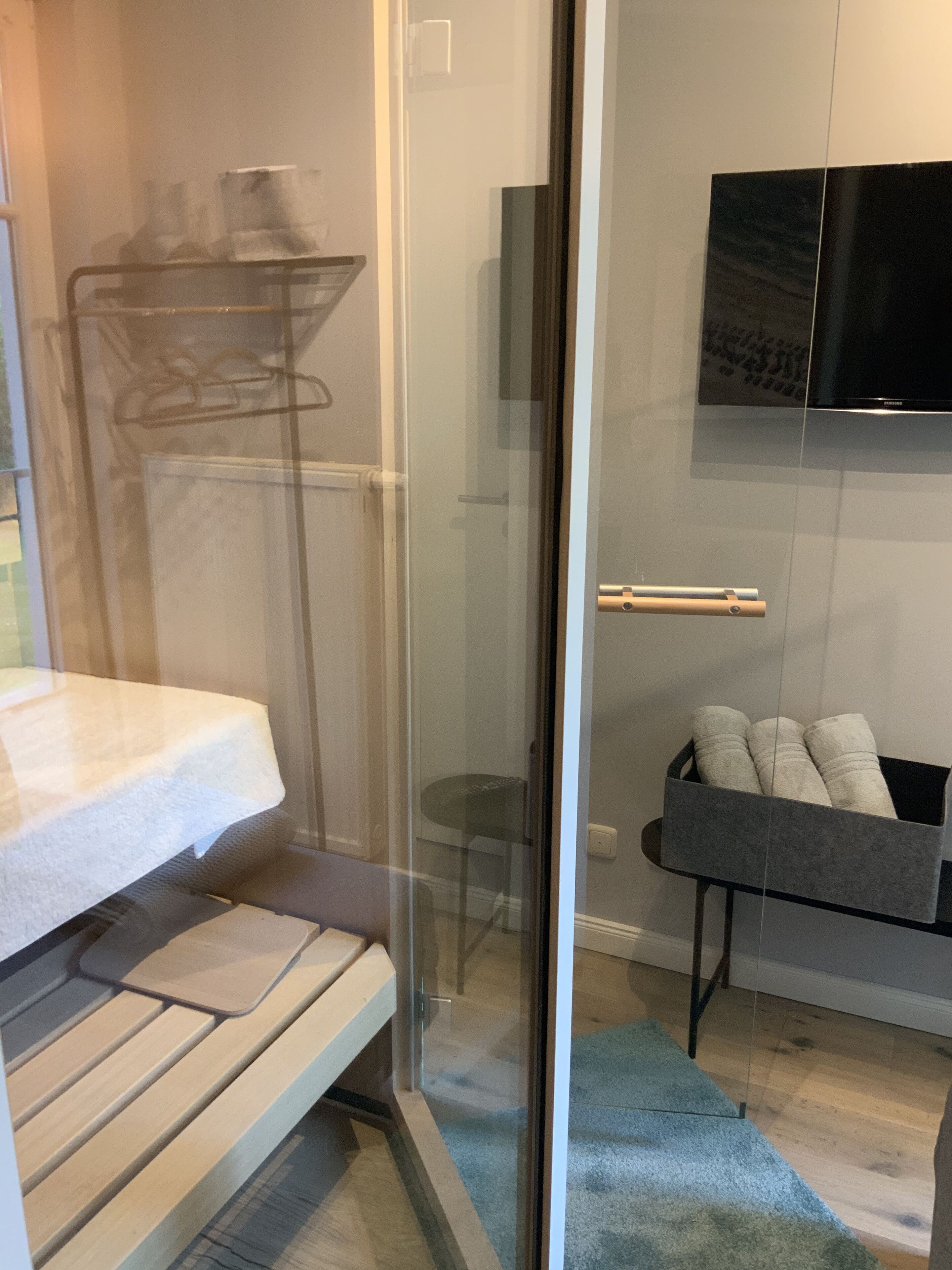 2 makuuhuonetta, tallelokero huoneessa, silitysrauta/-lauta