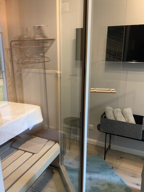 2 間睡房、房內夾萬、熨斗/熨衫板、免費 Wi-Fi