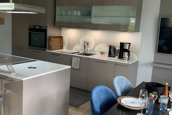 moderne Küche mit Essplatz