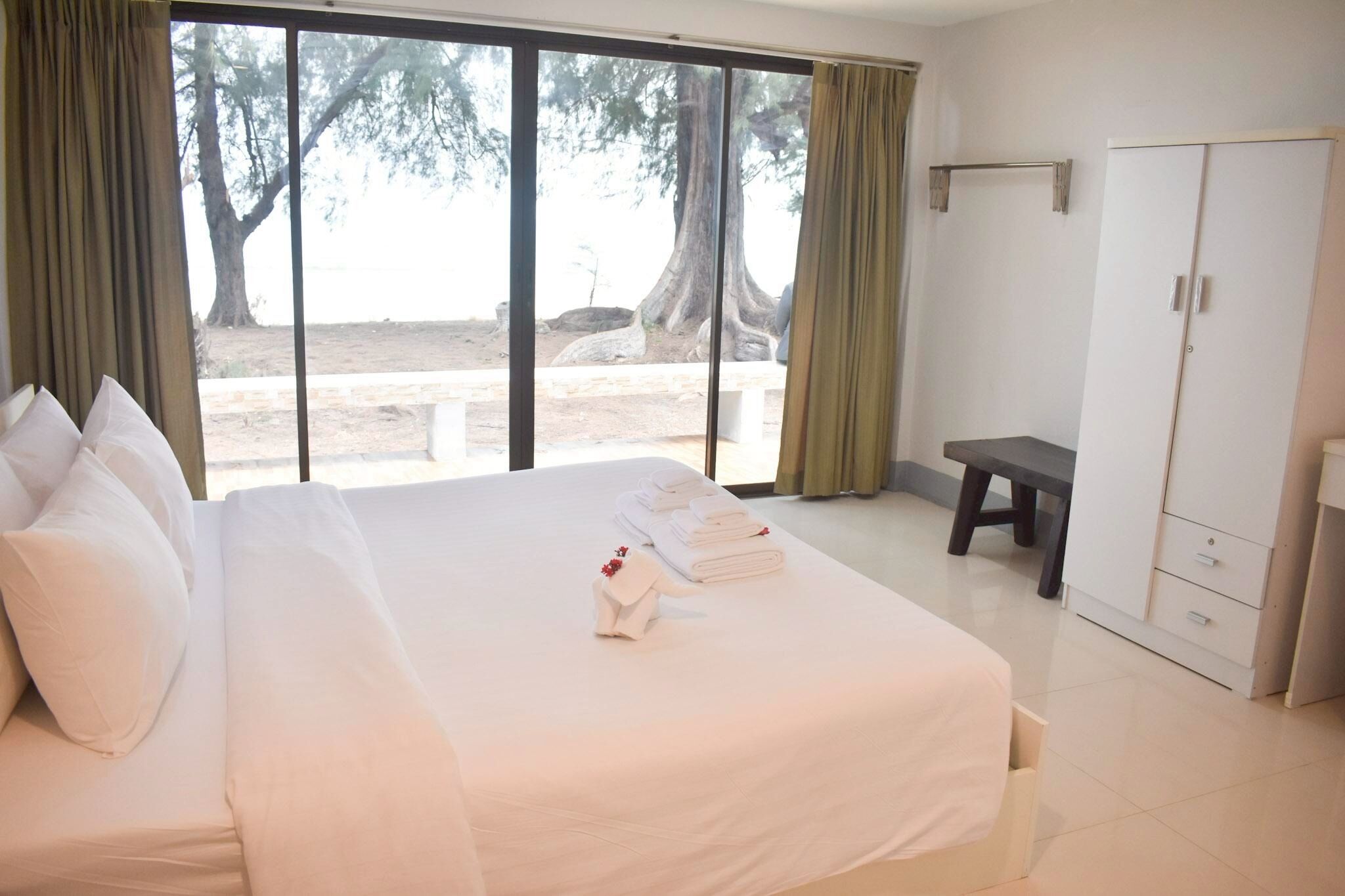 2 Bedroom Beach House Sea View | Blackout curtains, iron/ironing board, free WiFi, bed sheets