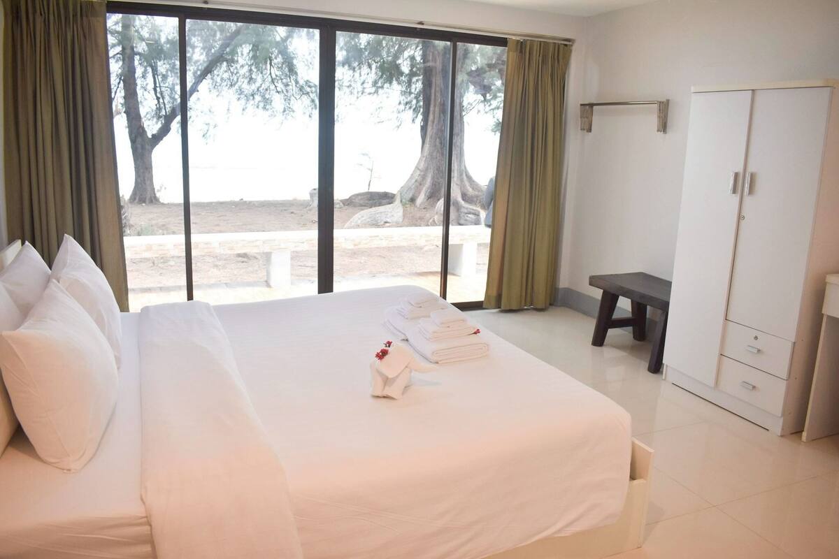 2 Bedroom Beach House Sea View | Blackout curtains, iron/ironing board, free WiFi, bed sheets
