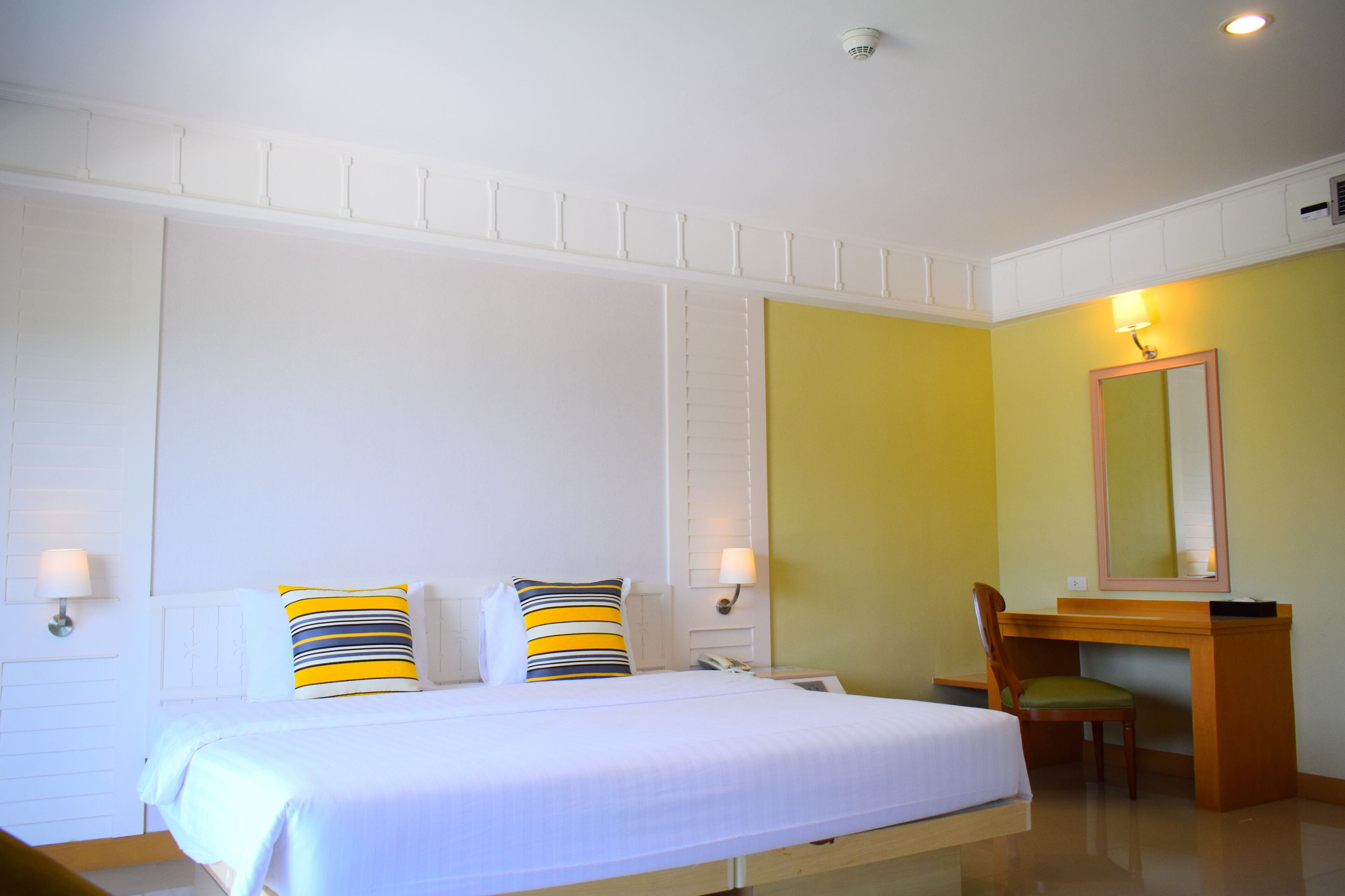 Deluxe Corner Room | Blackout curtains, iron/ironing board, free WiFi, bed sheets