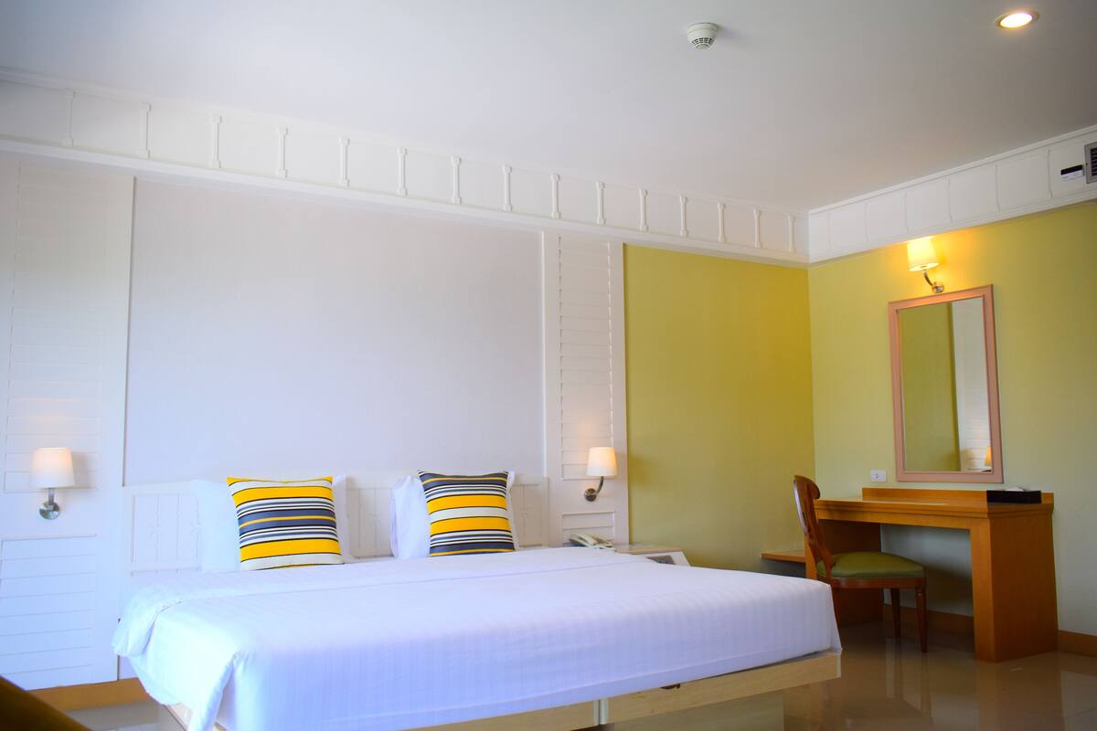 Deluxe Corner Room | Blackout curtains, iron/ironing board, free WiFi, bed sheets