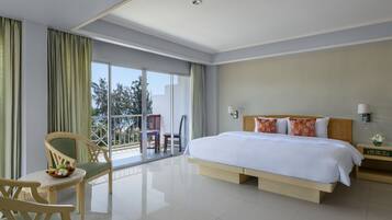 MörklÀggningsgardiner, strykjÀrn/strykbrÀda, gratis wi-fi och sÀngklÀder