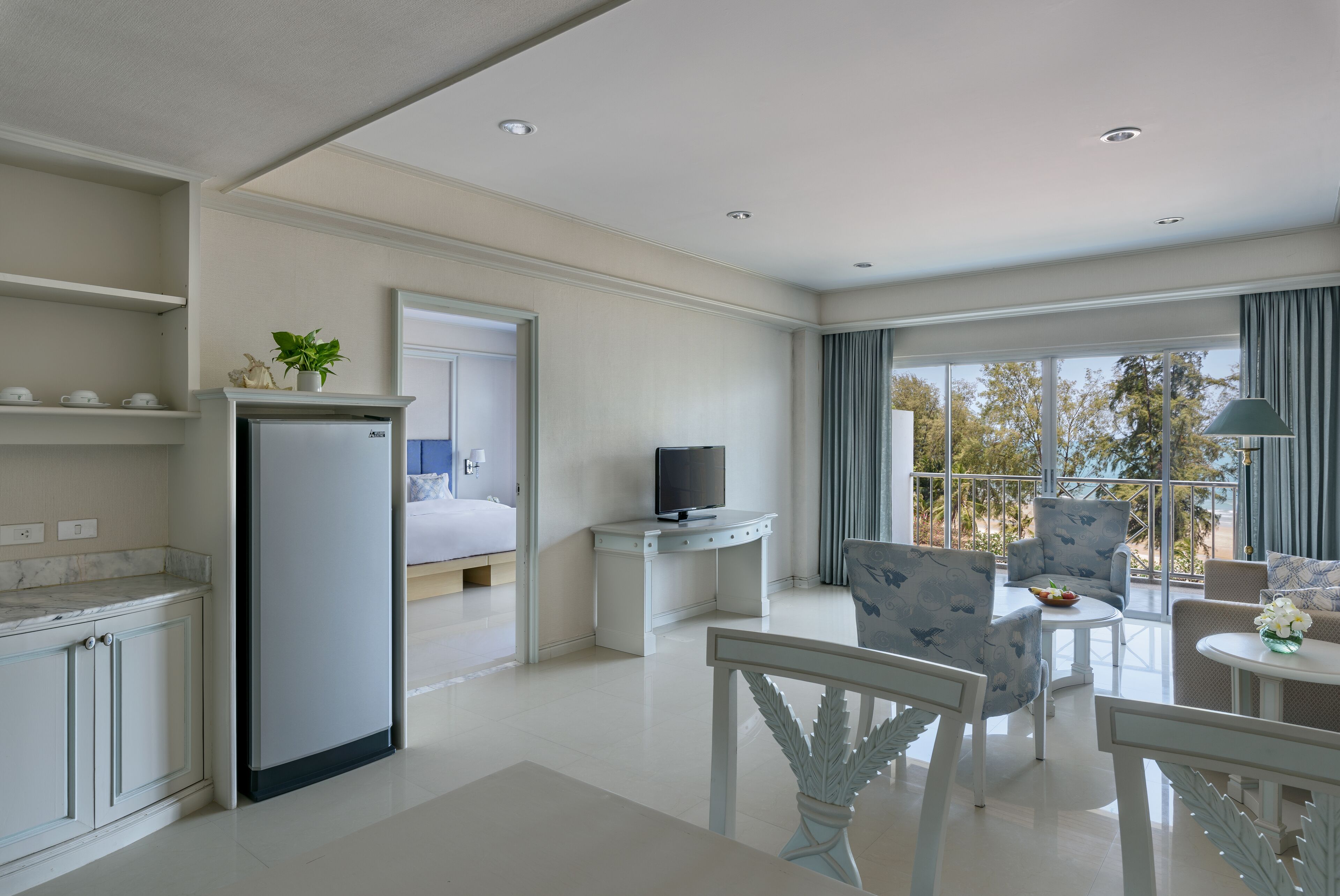 suite, 1 bedroom, ocean view | living room | flat-screen tv