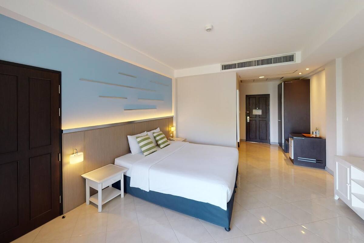 Standard King Room | Blackout curtains, iron/ironing board, free WiFi, bed sheets