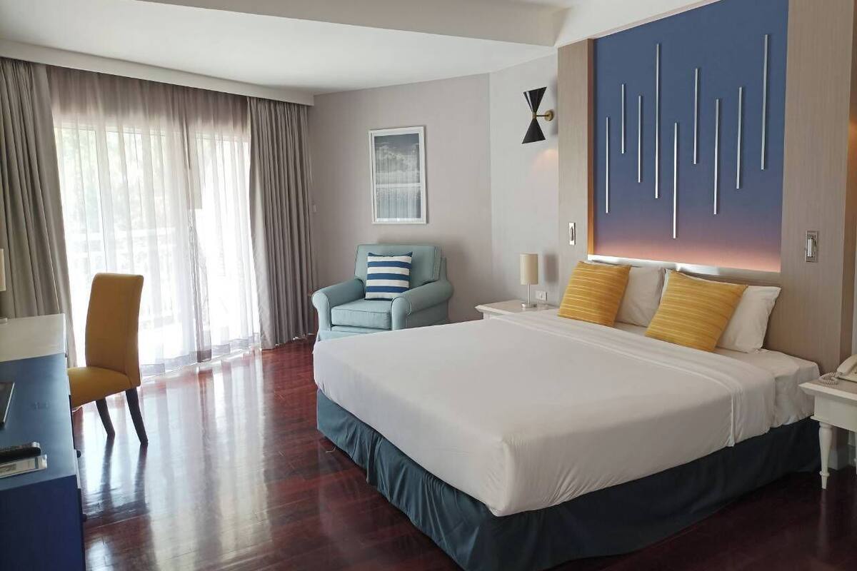 1 Bedroom Suite with Seapine View | Blackout curtains, iron/ironing board, free WiFi, bed sheets