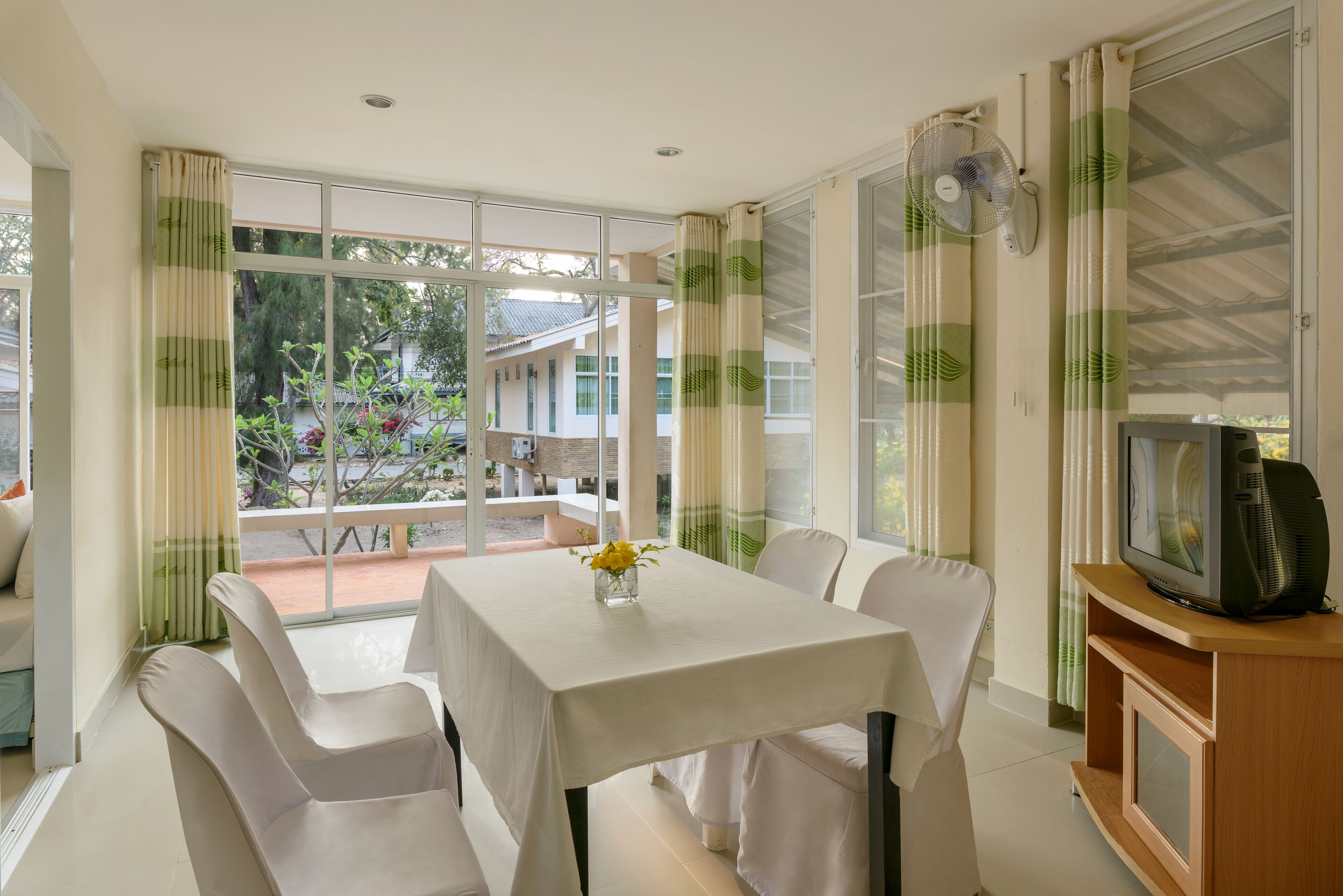 2 bedrooms, desk, blackout curtains, free wifi