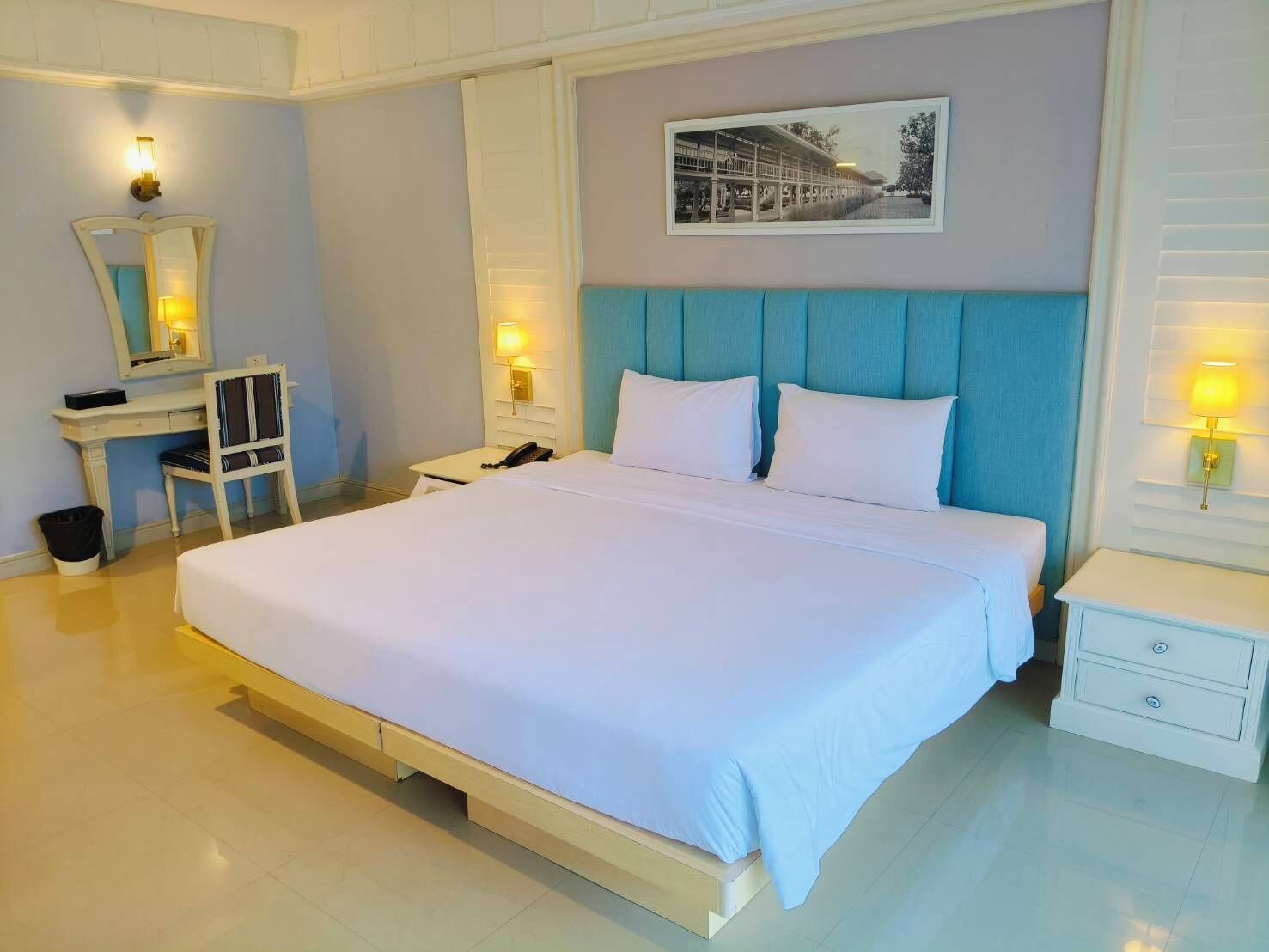 1 Bedroom Suite with Sea View | Blackout curtains, iron/ironing board, free WiFi, bed sheets