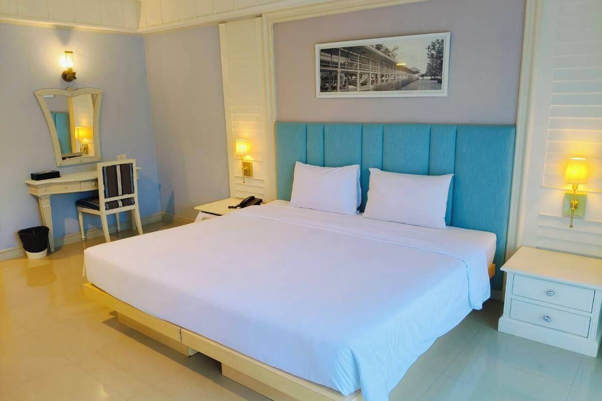1 Bedroom Suite with Sea View | Blackout curtains, iron/ironing board, free WiFi, bed sheets
